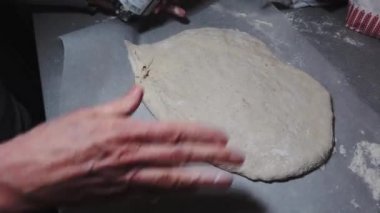 Mutfakta ev yapımı pizza yapmak.