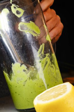 Mutfakta el blendırıyla guacomole hazırlıyorum..