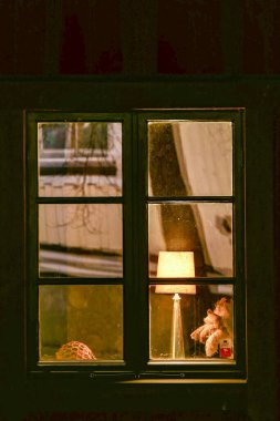 Norrtalje, İsveç Geceleri kanalın yansıması ve penceresi,