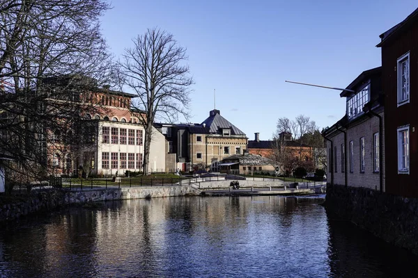 Norrtalje, İsveç Norrtalje Nehri kıyısındaki Picturesque evleri.