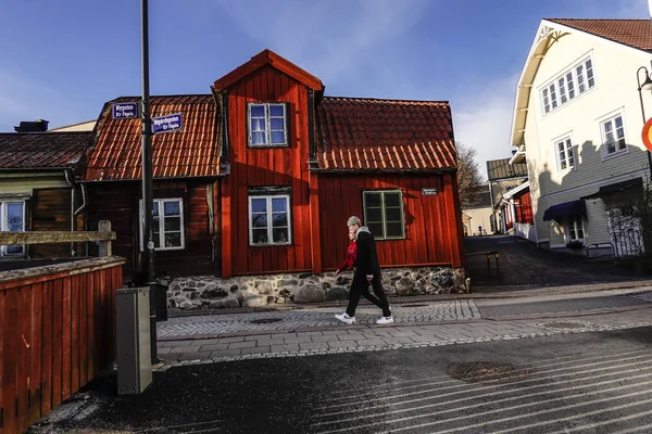 在这个古老的小镇上 人们走过一座红房子 — 图库照片