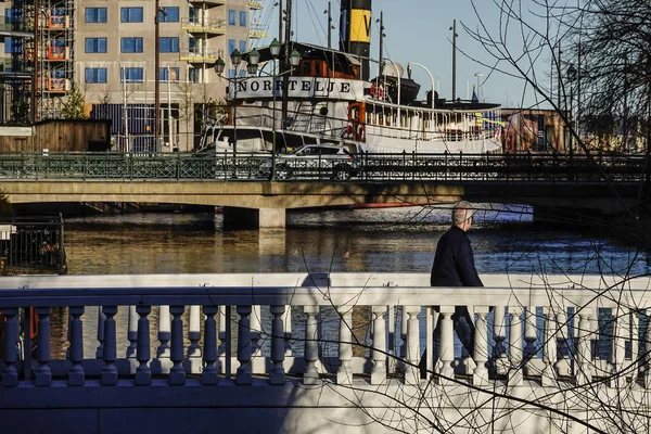 Norrtalje Sverige Ett Gammalt Ångfartyg Norrtelje Dockat Hamnen Och Man — Stockfoto