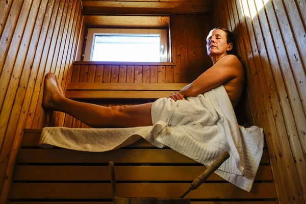 Een Vrouw Ontspant Sauna — Stockfoto