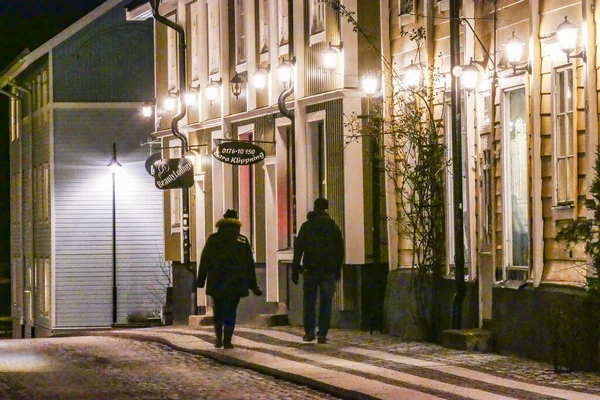 Норрталье Швеция Пешеходы Темной Улице Ночью Старом Городе — стоковое фото