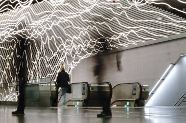 Stockholm, İsveçli yayalar Odenplan metro istasyonunda.