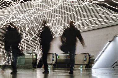 Stockholm, İsveçli yayalar Odenplan metro istasyonunda.