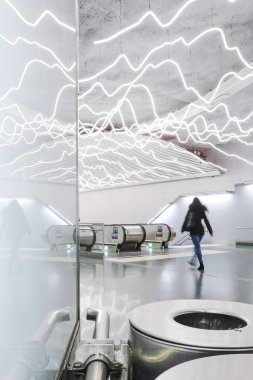 Stockholm, İsveçli yayalar Odenplan metro istasyonunda.