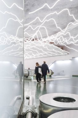 Stockholm, İsveçli yayalar Odenplan metro istasyonunda.