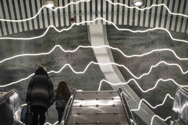 Stockholm, İsveçli yayalar Odenplan metro istasyonunda.