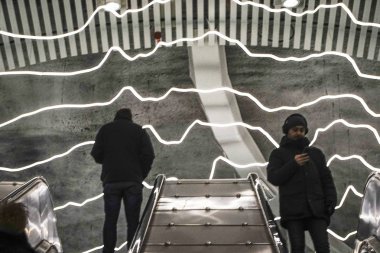 Stockholm, İsveçli yayalar Odenplan metro istasyonunda.