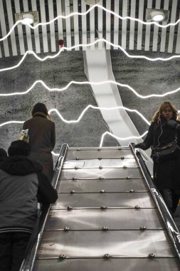 Stockholm, İsveçli yayalar Odenplan metro istasyonunda.