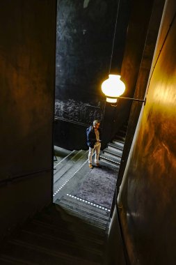 Stockholm, İsveç Odenplan 'daki Stockholm Halk Kütüphanesi' nin girişinde bir adam duruyor..