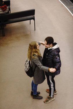 Stockholm, İsveç 'te Stockholm Halk Kütüphanesi' nde genç bir çift sarılıyor..
