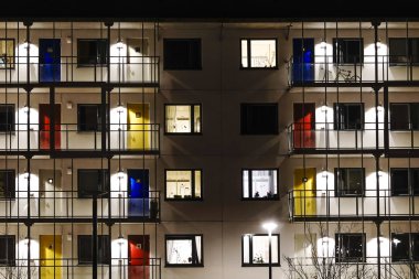 Stockholm, İsveç Banliyödeki renkli binalar veya Skondal.