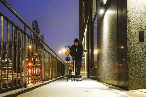 Stockholm Švédsko 2020 Brzy Ráno Muž Odhazuje Sníh — Stock fotografie