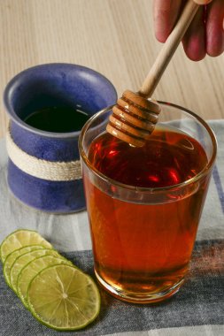 Ballı ve nane yapraklı bir bardak çay..