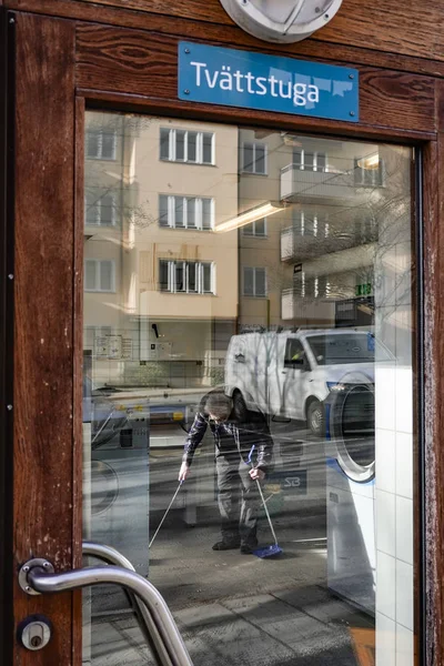 Stockholm Zweden Een Oudere Man Veegt Vloeren Van Een Wasruimte — Stockfoto
