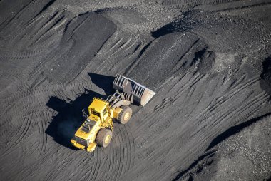 Svalbard Norveç Kömür yığını üzerinde bir buldozer.