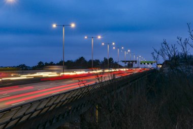 Stockholm, İsveç trafiği alacakaranlıkta E-4 karayolunda.