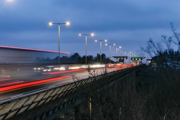 ストックホルム スウェーデン夕暮れ時のE 4高速道路の交通 — ストック写真