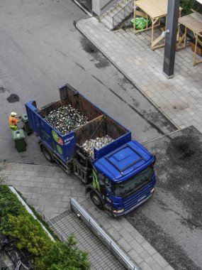 STOCKHOLM, SWEDEN Bir konutun bahçesinde cam geri dönüşüm kamyonu.