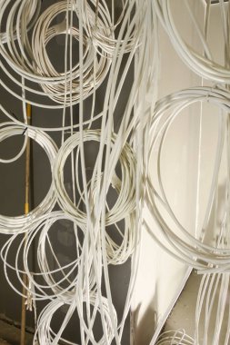 İş sahasına haberleşme kabloları kuruluyor.