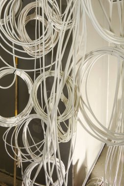 İş sahasına haberleşme kabloları kuruluyor.