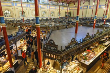 Stockholm, İsveç 7 Mart 2020 Yenilenmiş Ostermalm Saluhall gıda pazarının İçi.