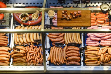 Stockholm, İsveç 7 Mart 2020 Yenilenmiş Ostermalm Saluhall gıda pazarının İçi.