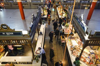 Stockholm, İsveç 7 Mart 2020 Yenilenmiş Ostermalm Saluhall gıda pazarının İçi.