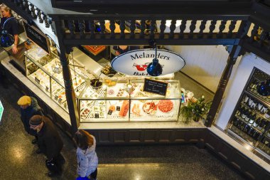 Stockholm, İsveç 7 Mart 2020 Yenilenmiş Ostermalm Saluhall gıda pazarının İçi.