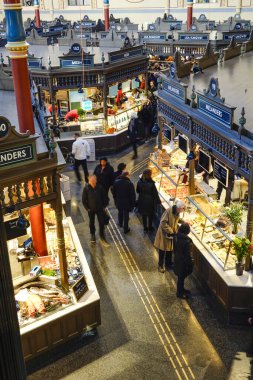 Stockholm, İsveç 7 Mart 2020 Yenilenmiş Ostermalm Saluhall gıda pazarının İçi.