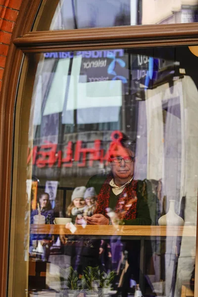 Stockholm Svédország Március 2020 Egy Férfi Egy Kávézóban Kinézve Ablakon — Stock Fotó