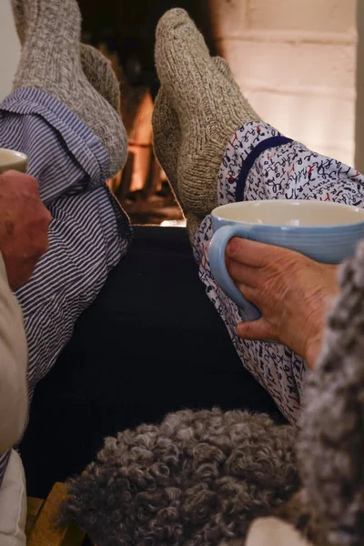 Estocolmo Suécia Casal Senta Junto Bebendo Chá Com Meias Frente — Fotografia de Stock