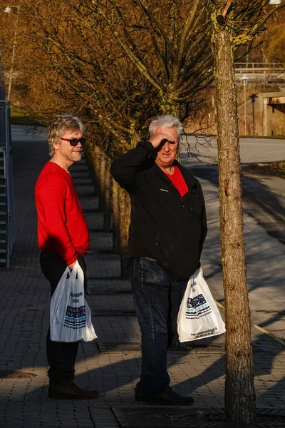 Estocolmo Suécia Março 2020 Dois Homens Sol Fora Recinto Feira — Fotografia de Stock