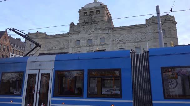 Stockholm Švédsko Tramvaj Projíždí Kolem Divadla Dramaten Nybroplan — Stock video