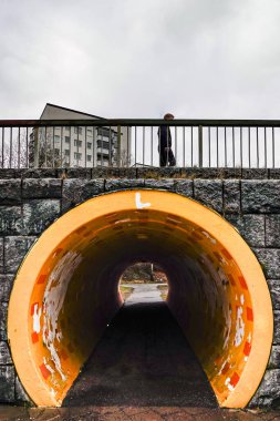 Stockholm, İsveç 10 Mart 2020 Fruangen banliyösünde turuncu renkli parlak bir yaya tüneli.