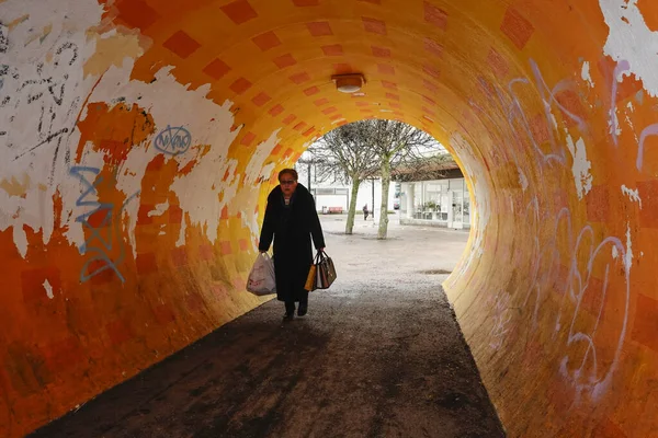 Estocolmo Suecia Marzo 2020 Túnel Peatonal Pintado Naranja Brillante Suburbio — Foto de Stock