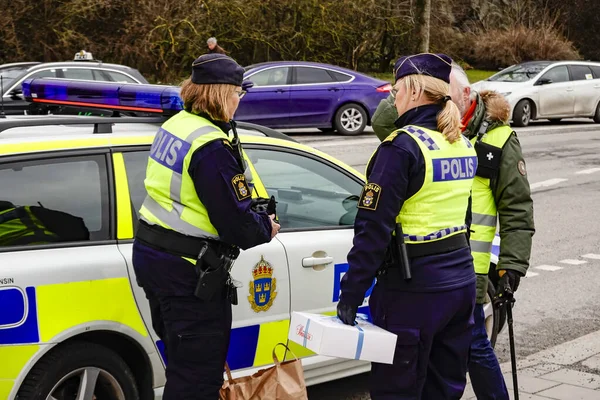 Stockholm Sweden March 2020 Policewomen Cake Celebrate Arrival Zhen Hua — Stock Photo, Image