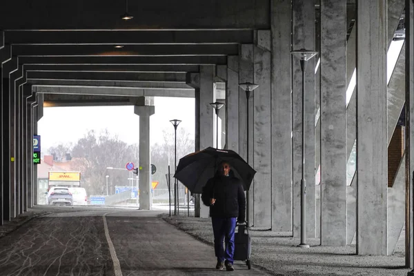 Estocolmo Suécia Março 2020 Pedestre Com Guarda Chuva Sob Uma — Fotografia de Stock