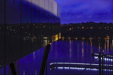 Stockholm, İsveç Liljeholmskajen 'den Sodermalm' a doğru geceleri binalar arasında bir manzara.