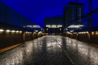 Stockholm, İsveç Halka açık bir asansöre doğru yükseltilmiş yaya geçidi.