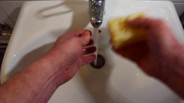 Ellerini sabunla lavaboda yıka.