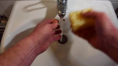 Ellerini sabunla lavaboda yıka.