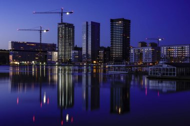 Stockholm, İsveç 19 Mart 2020 Şafak vakti Liljeholmstorget 'in ufuk çizgisi.
