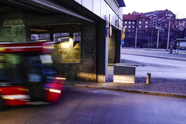 Sztokholm Szwecja Autobus Opuszcza Dworzec Autobusowy Liljeholmen — Zdjęcie stockowe