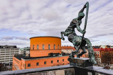 Stockholm, İsveç. Stockholm Halk Kütüphanesi ve Gözlemevi parkında Sigrid Fridman 'ın 1939 yapımı bronz bir Centaur heykeli..