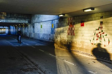 Stockholm, İsveç Sabahın erken saatlerinde bir yaya tünelden geçiyor..