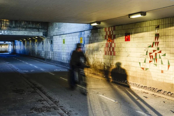 Stockholm Svédország Egy Gyalogos Sétál Kora Reggeli Fényben Egy Alagúton — Stock Fotó