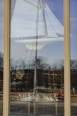 Stockholm, İsveç Yelkenli Yansıması olan bir tekne kulübünün penceresi.